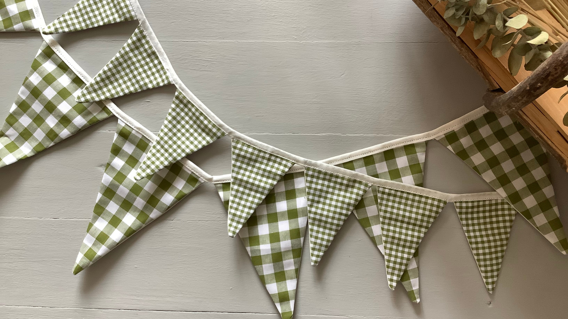Green Gingham Bunting Garland Pattern