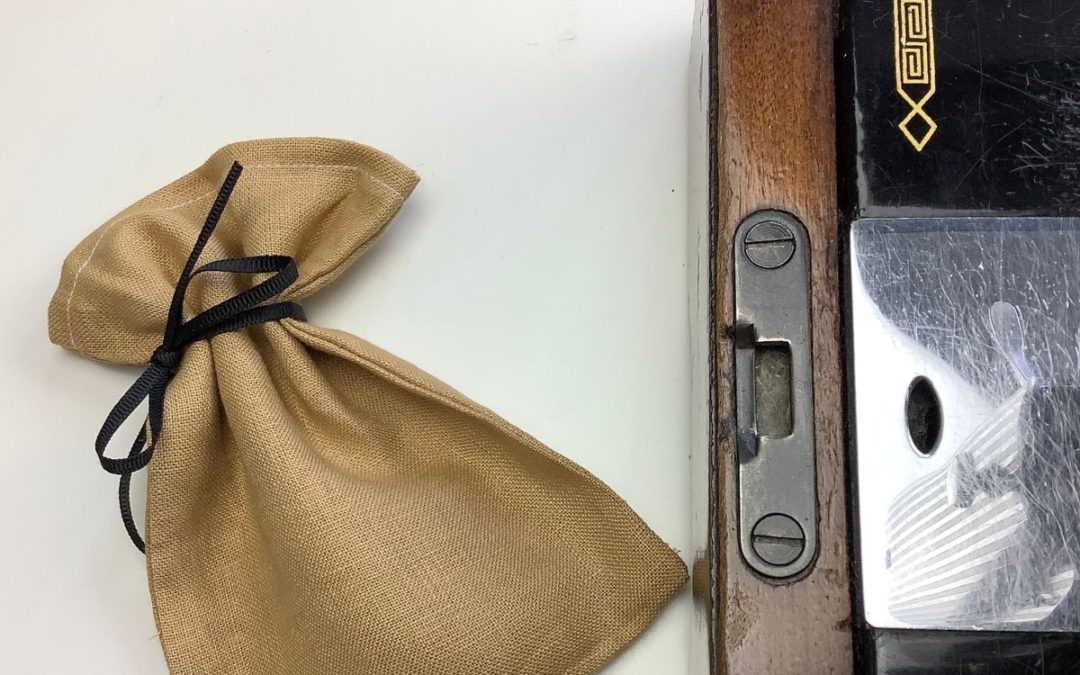 How to Sew French Seams :: Beginner Linen Pouch Video Tutorial