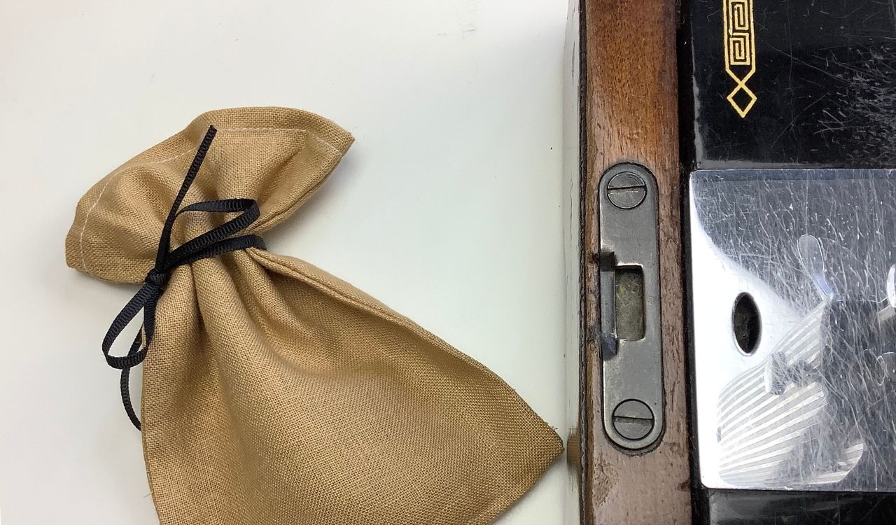 Vintage Singer with Linen pouch vintage singer with linen pouch